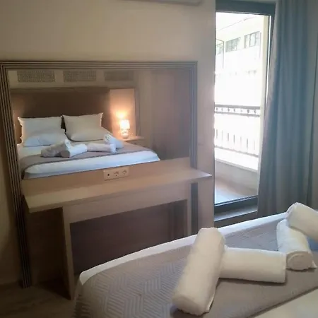 アパート Golden Sands Hotel